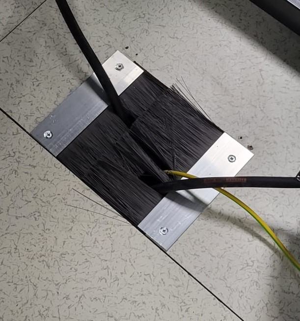 Occultation des trous passe-câbles sur mesure